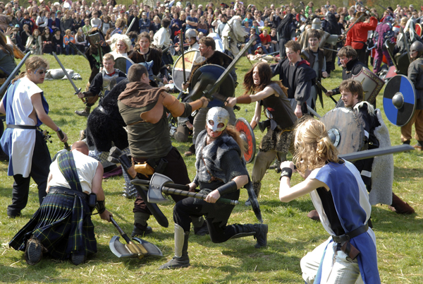 larp-battle-on-the-elf-fantasy-fair-metro-21-04-07